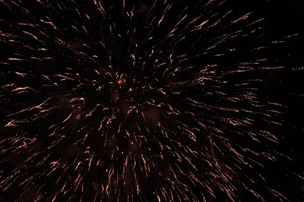 Γιορτή στο παρασκήνιο όμορφο πολύχρωμο πυροτέχνημα στον νυχτερινό ουρανό — Φωτογραφία Αρχείου