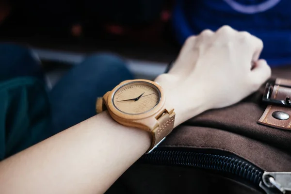 Accesorio clásico mano de fondo de las mujeres de negocios que usan madera —  Fotos de Stock