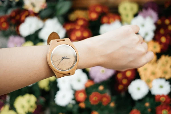 Hand zakenvrouw dragen houten horloge met kopie ruimte en bea — Stockfoto