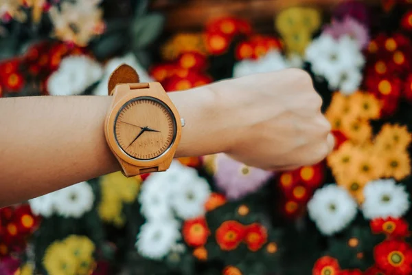 Mano mujer de negocios con reloj de madera con espacio para copias y bea — Foto de Stock