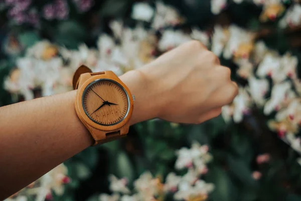 Mano mujer de negocios con reloj de madera con espacio para copias y bea — Foto de Stock