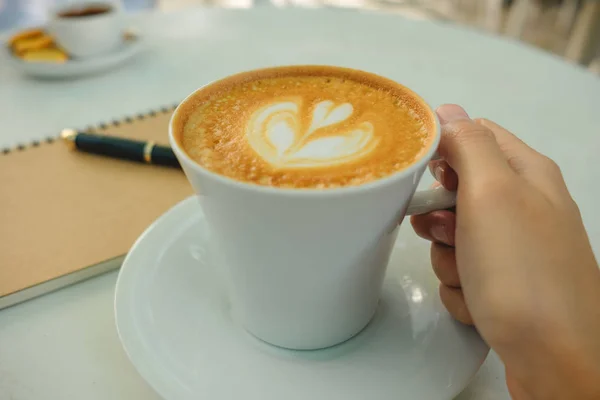 Voedsel achtergrond hand van zakenman houden cup met koffie, pen een — Stockfoto