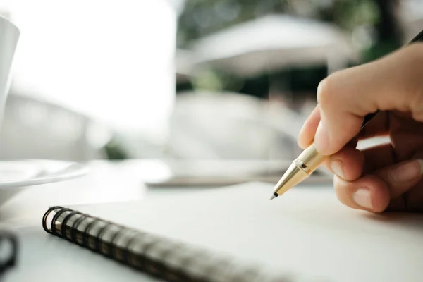 Affaires fond main de l'homme d'affaires avec stylo écrire sur blanc — Photo