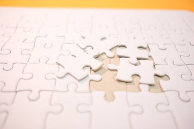 Polis ile turuncu tabloda yerleştirilen iş arka plan beyaz jigsaw