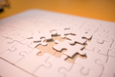 Polis ile turuncu tabloda yerleştirilen iş arka plan beyaz jigsaw