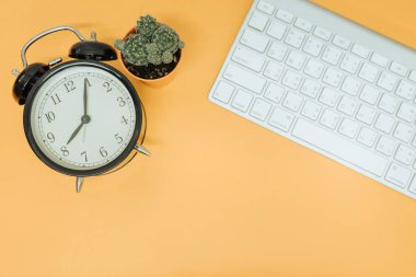 Üstten Görünüm. saat, klavye ve kaktüs oranage adam yerleştirilen