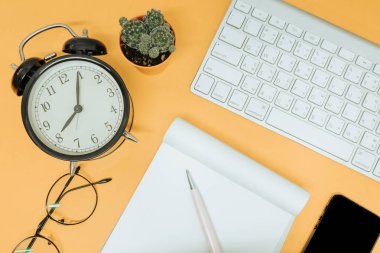 Üstten Görünüm. saat, klavye, defter kağıt, cep telefonu, gözlük