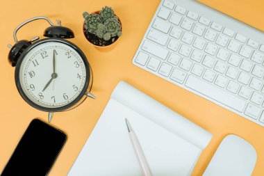 Üstten Görünüm. saat, defter kağıt, cep telefonu, klavye fare bir