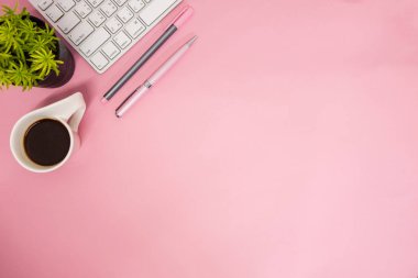 Üstten Görünüm iş tablo arka plan bitki, klavye, kahve ile 