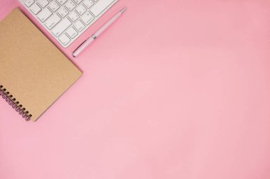 Üstten Görünüm iş tablo arka plan ile dizüstü bilgisayar, klavye ve p