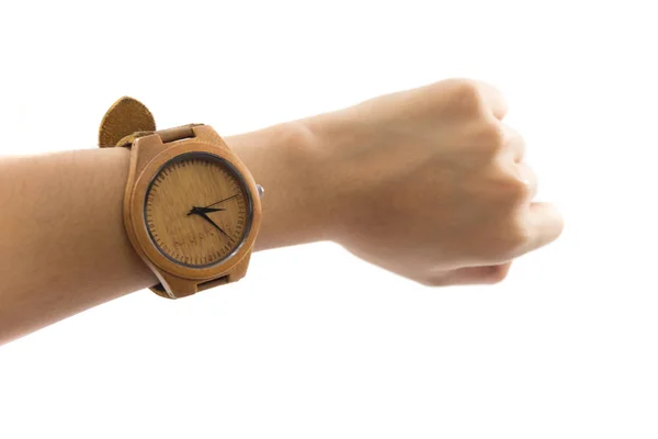 Fondo blanco mano de mujer caucásica con reloj de madera wi — Foto de Stock