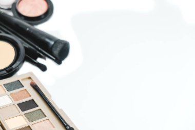 izole arka plan kozmetik nesne, pudra, allık kopya spa ile