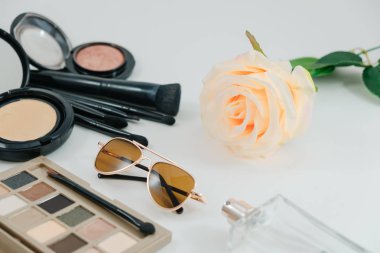 izole kozmetik nesne, toz, gözlük, parfüm şişesi ve ro