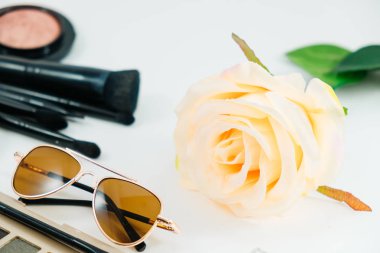 izole kozmetik nesne, gözlük ve beyaz arka plan w rose