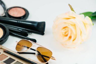 izole kozmetik nesne, gözlük ve beyaz arka plan w rose