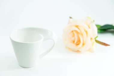 izole arka plan beyaz kahve fincanı ve tablo zekâ gül yer
