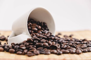 İçecek arka plan Kupası kahve çekirdeği ile yer ahşap masa w üzerinde