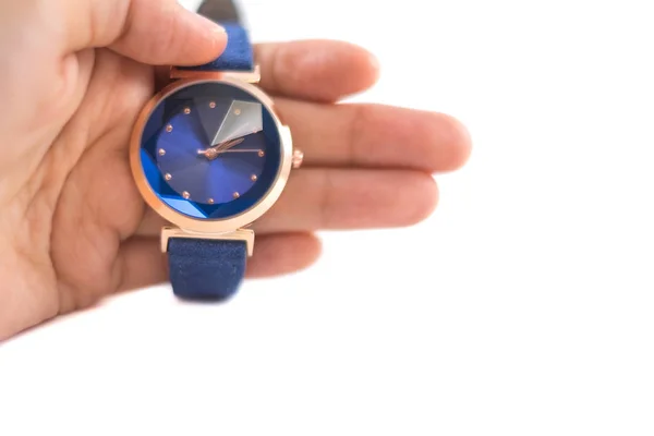 Geïsoleerde achtergrond hand van Kaukasische vrouw houden horloge met kopie — Stockfoto