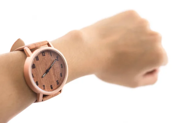 Mano de fondo aislado de mujer caucásica con reloj de madera — Foto de Stock