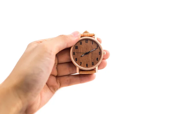 나무 시계를 착용 하는 백인 여자의 절연된 배경 손 — 스톡 사진