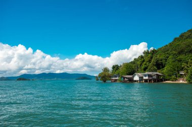 Manzara manzarası deniz ve mavi gökyüzü arkaplanlı güzel kıyı şeridi