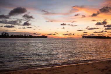 manzara güzel akşam manzarası gün batımı ve deniz üzerinde güneş ışığı yansıması