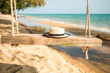 Yaz arkaplanı güneş şapkası güzel denizle birlikte sahilde sallanıyor.