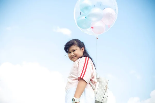 Çocuk Portresi Mutlu Yüz Ifadesi Balonlarla Mavi Gökyüzüyle Tek Başına — Stok fotoğraf
