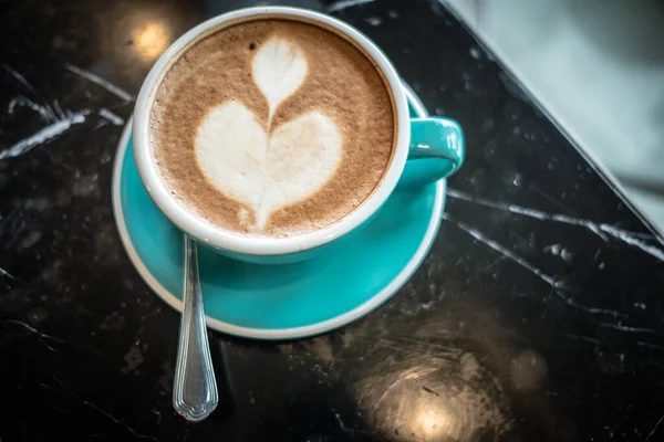 Eten Achtergrond Mooie Koffie Kopje Met Latte Kunst Geplaatst Marmeren — Stockfoto