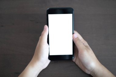 İnternetten alışveriş yapmak ve çalışmak için akıllı telefon tutan kadınlar.