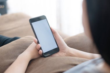 COVID-19 'u korumak için akıllı telefon kullanan Asyalı kadınlar evde kalıyor.