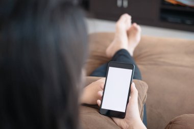 COVID-19 'u korumak için akıllı telefon kullanan Asyalı kadınlar evde kalıyor.