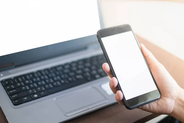 Çalışan konseptte akıllı telefon ve dizüstü bilgisayar kullanan kadınların elini kapat
