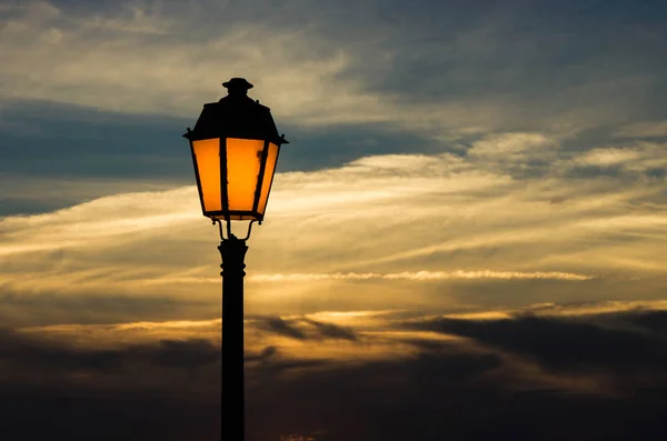 Město lampa na pozadí večerní oblohy. — Stock fotografie