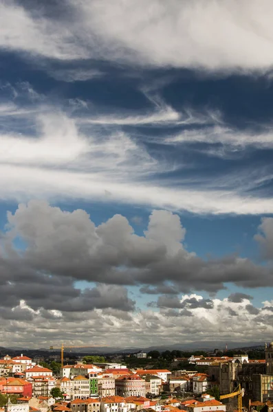Uitspansel, wolken in de blauwe hemel. — Stockfoto