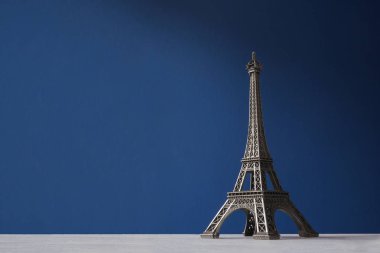 Mavi bir arka plan Hatıra Eyfel Kulesi