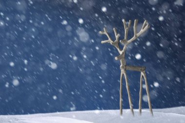 Hediyelik eşya gümüş geyik kar fırtınası mavi bir arka plan üzerinde