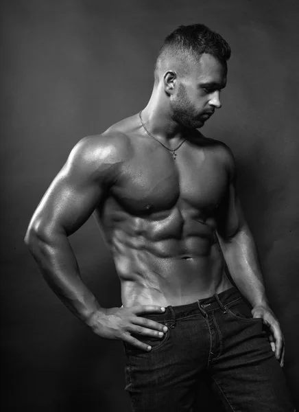 帅气性感肌肉年轻男性健身模型构成光着膀子暴露他完美的健康的身体 — 图库照片