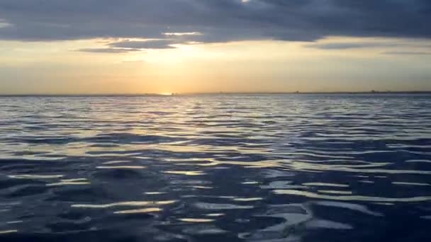 Pohled z lodi plavbu vpřed v západu slunce — Stock video