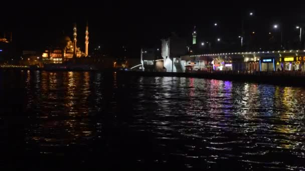 Prachtige nacht uitzicht op de Galata brug en Yeni Cami (Pigeon moskee) in Istanboel — Stockvideo