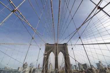 Brooklyn Köprüsü NYC Manhattan siluetinin üzerinde mükemmel geometrik görünümü ile genel bakış
