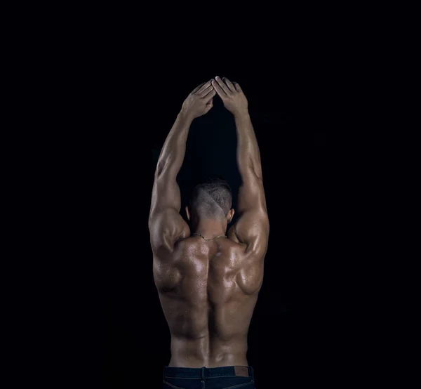 帅气性感肌肉后面的伸胳膊的年轻男性健身模型 — 图库照片