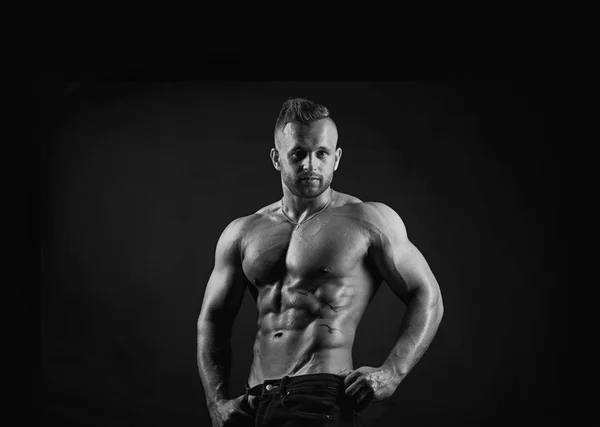 有吸引力运动型英俊性感肌肉年轻成年男性健身模型在黑色和白色的肖像 — 图库照片