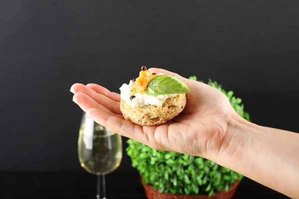 Canapé de mano con salsa —  Fotos de Stock