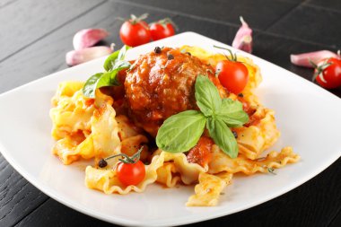 köfte ve domates soslu makarna