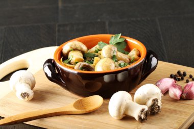 Sarımsak ve maydanoz ile haşlanmış mantar