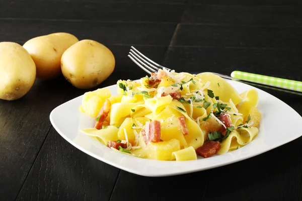 Pasta met ham en aardappelen — Stockfoto