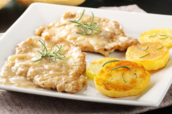 Scaloppina au romarin et pommes de terre cuites au four — Photo