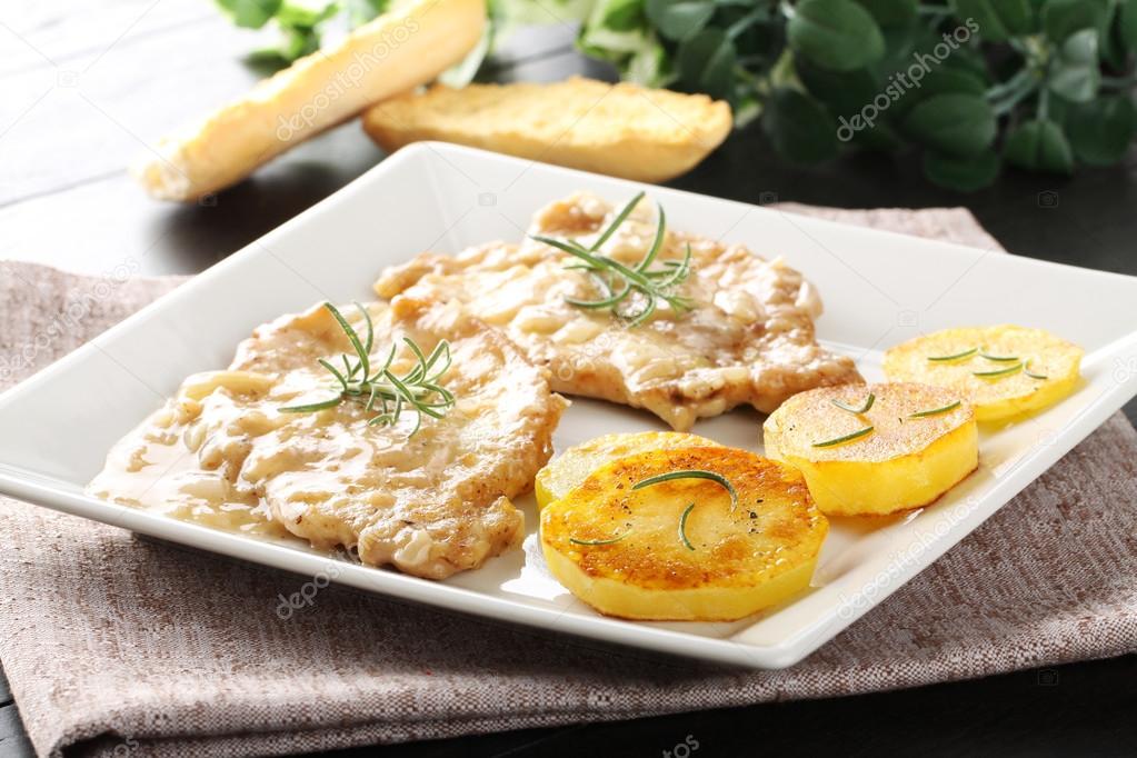 Scaloppina with rosemary and baked potatoes