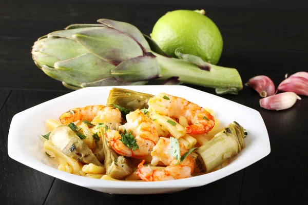 Pasta with shrimps and artichokes — ストック写真